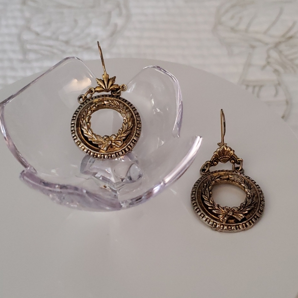 Gold tone dangling wreath pierced earrings